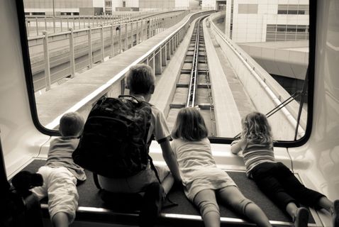 铁路轨道,电梯,桥梁,火车,黑白照片,在顺丰机场的火车上发现了这一点...