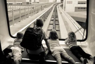 铁路轨道,电梯,桥梁,火车,黑白照片,在顺丰机场的火车上发现了这一点...