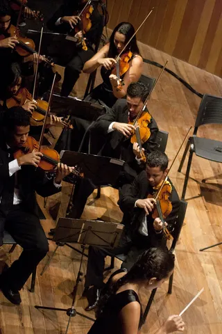 OrquestraSinfônicaJovem deGoiásapresenta XXIII Temporada 2010协奏曲Escola BasileuFrança剧院