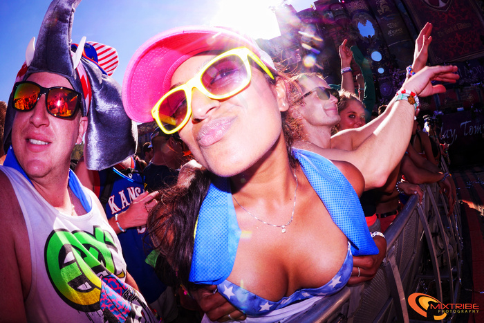 Tomorrowworld 2013-狂欢人群女孩-鱼眼镜头快照