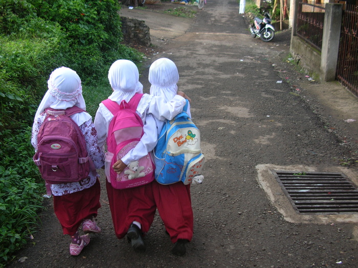 女孩,美女,合照,男孩,街道,“ Tuntutlah Ilmu Sejak di Buaian”