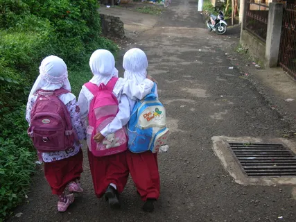 女孩,美女,合照,男孩,街道,“ Tuntutlah Ilmu Sejak di Buaian” 女孩,美女,合照,男孩,街道,“ Tuntutlah Ilmu Sejak di Buaian”