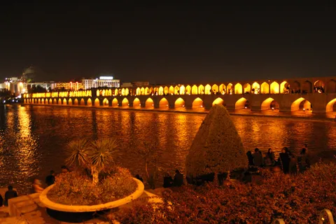 晚上，Esfahan的Pol-e Si-o-Seh