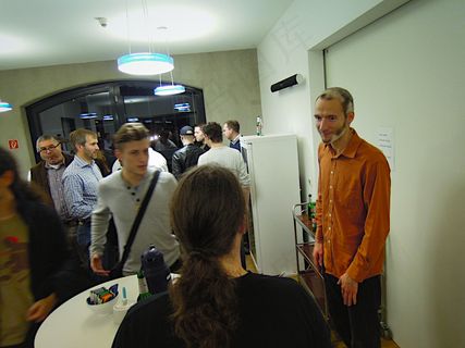 人物活动,人物特写,室内一角,吸顶灯,商场,Web性能会议暂停