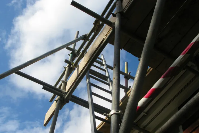 金属栏杆,天空,建筑工地,阳台,风车,天空中的脚手架