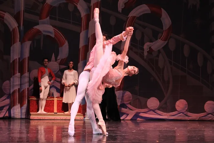 芭蕾舞剧,芭蕾舞演员,云门舞集,形体芭蕾,现代舞,弯曲芭蕾舞女演员