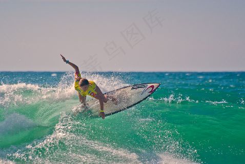 浪潮中的另一个女孩...