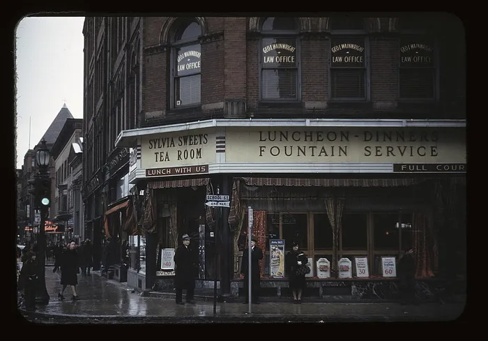 [Sylvia糖果茶室，马萨诸塞州布罗克顿，学校和主要街道的拐角处]（LOC）