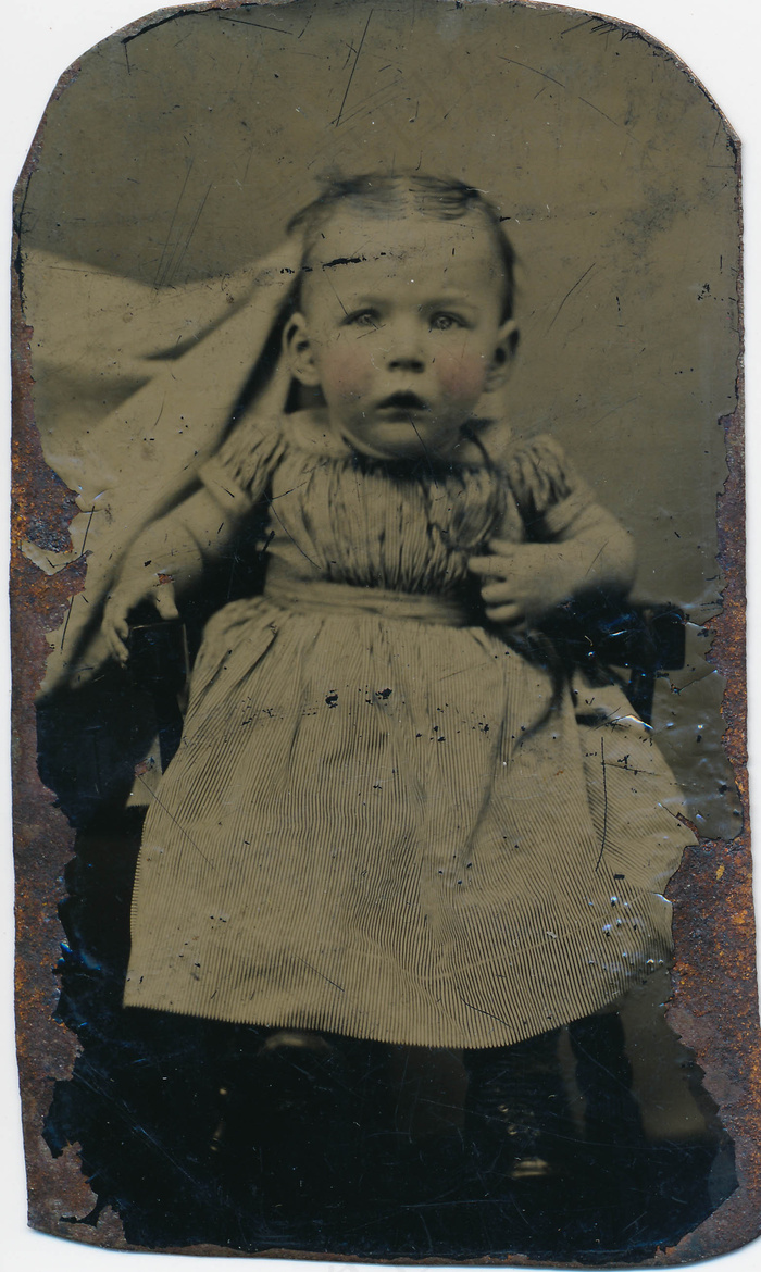 “隐藏的母亲”锡型婴儿肖像