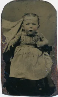 “隐藏的母亲”锡型婴儿肖像 “隐藏的母亲”锡型婴儿肖像