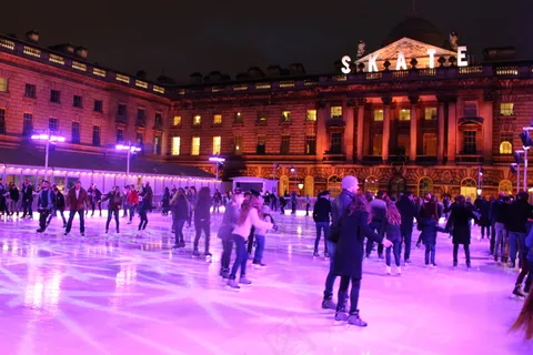 伦敦萨默塞特宫喷泉场溜冰场