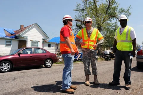 人物特写,消防官兵,小黄帽,现场指挥,交警,堪萨斯城指挥官在密苏里州乔普林会见了USACE机组人员和承包商