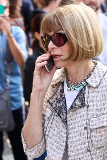 安娜·温图尔(Anna Wintour)在MFW乔治·阿玛尼(Giorgio Armani) 安娜·温图尔(Anna Wintour)在MFW乔治·阿玛尼(Giorgio Armani)