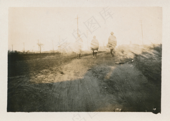 3幽灵般的人物走在一条土路上