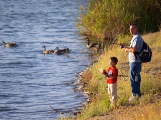 父亲和儿子在阿尔玛登湖钓鱼