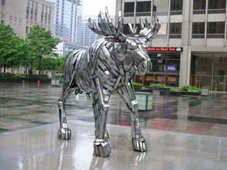 雕像,恐龙骨格,仿真恐龙,铜马,游览车,约翰·科尔尼（John Kearney）在先锋球场上的Chrome 9脚高驼鹿