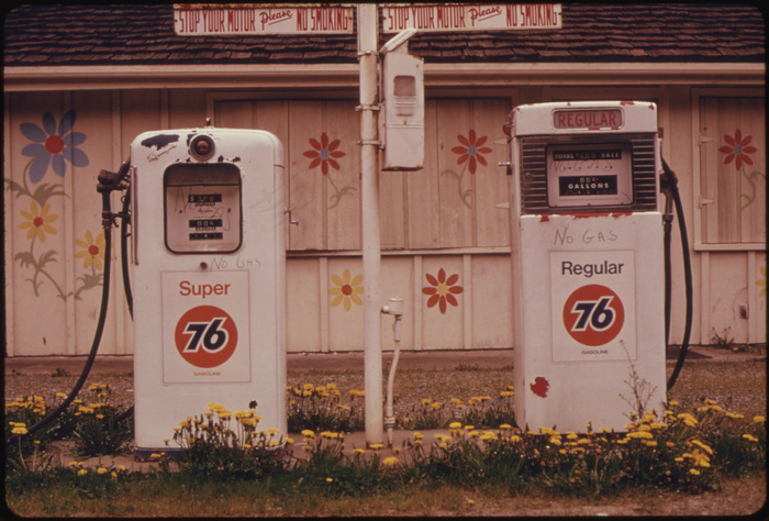 1973-74 ... 04/1974年冬季汽油短缺期间，独立经销商和主要石油公司经销商开始永久关闭部分加油站