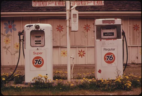 1973-74 ... 04/1974年冬季汽油短缺期间，独立经销商和主要石油公司经销商开始永久关闭部分加油站