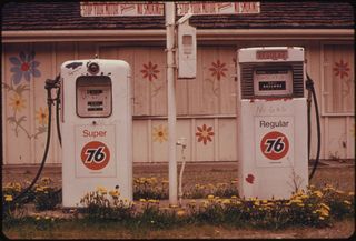 1973-74 ... 04/1974年冬季汽油短缺期间，独立经销商和主要石油公司经销商开始永久关闭部分加油站