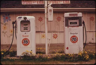 1973-74 ... 04/1974年冬季汽油短缺期间，独立经销商和主要石油公司经销商开始永久关闭部分加油站