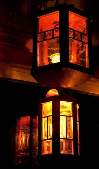 水晶工艺品,窗户,灯,门,椅子,点燃一支蜡烛（或两支）