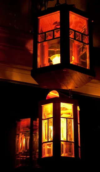 水晶工艺品,窗户,灯,门,椅子,点燃一支蜡烛（或两支）