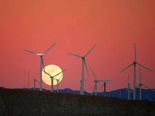 San Gorgonio Pass风电场后面的月亮升起