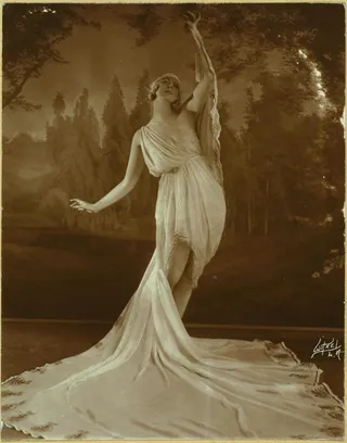 露丝·圣丹尼斯（Ruth St Denis）在希腊面纱Plastique。用于杂耍...