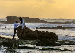 海洋,湖泊,天空,工艺品,卡通动漫人物,一对新婚夫妇在Palmahim海滩