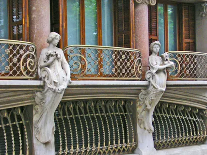 雕像,寺塔,建筑,鸟类,自然/人文景观,奥洛特现代主义：欧亚德·阿瑙·吉祥物上的cariátides（“奥洛特现代主义：阿瑙尔·我·阿斯科特的女y柱”