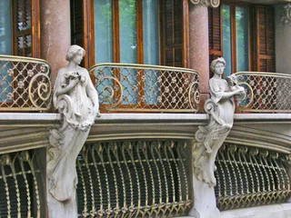 雕像,寺塔,建筑,鸟类,自然/人文景观,奥洛特现代主义：欧亚德·阿瑙·吉祥物上的cariátides（“奥洛特现代主义：阿瑙尔·我·阿斯科特的女y柱”