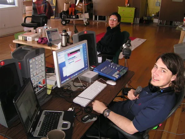 工作办公场所,录音室,商场,台式电脑,平板手机,雷和加巴在Odeo工作