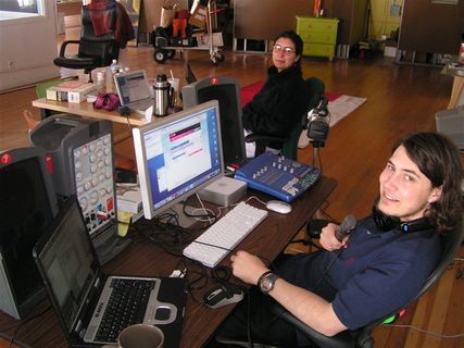 工作办公场所,录音室,商场,台式电脑,平板手机,雷和加巴在Odeo工作