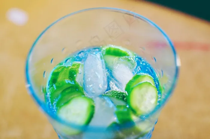 玩具,玻璃杯,黄瓜片,柠檬,悠悠球,高级杜松子酒补品