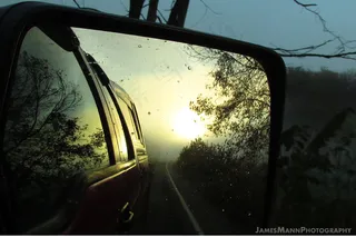 侧面镜中的雾日出