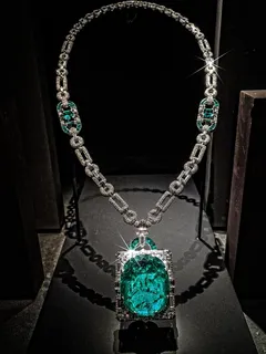 由Cartier 168克拉1931年装饰艺术风格设计的Mackay祖母绿和钻石项链,配以黄玉星光效果 由Cartier 168克拉1931年装饰艺术风格设计的Mackay祖母绿和钻石项链,配以黄玉星光效果