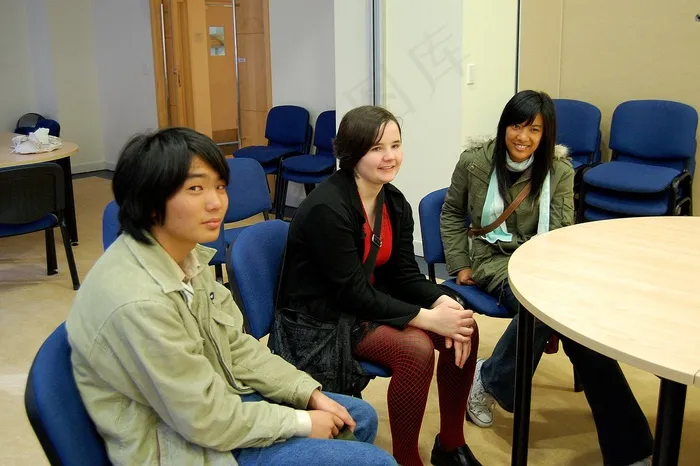 教室,小组会议,合照,铺床,椅子,三个快乐的志愿者