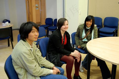 教室,小组会议,合照,铺床,椅子,三个快乐的志愿者