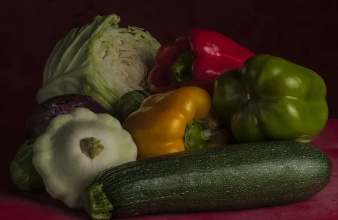 西葫芦,水果黄瓜,甜椒,黄瓜,黄色长南瓜,晚餐中等待 西葫芦,水果黄瓜,甜椒,黄瓜,黄色长南瓜,晚餐中等待