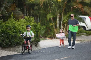 人物活动,街道,放学,玩滑板,背包客,Díade caminata y bici al colegio。蓬塔卡纳村