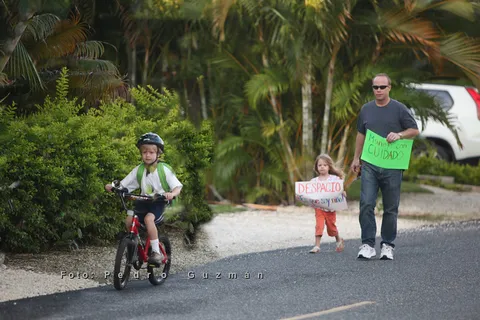 人物活动,街道,放学,玩滑板,背包客,Díade caminata y bici al colegio。蓬塔卡纳村 人物活动,街道,放学,玩滑板,背包客,Díade caminata y bici al colegio。蓬塔卡纳村