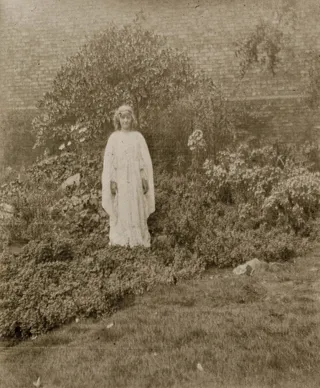 钢笔画,黑白照片,影雕,绘画,人物特写,穿长袍的女人站在她的花园里