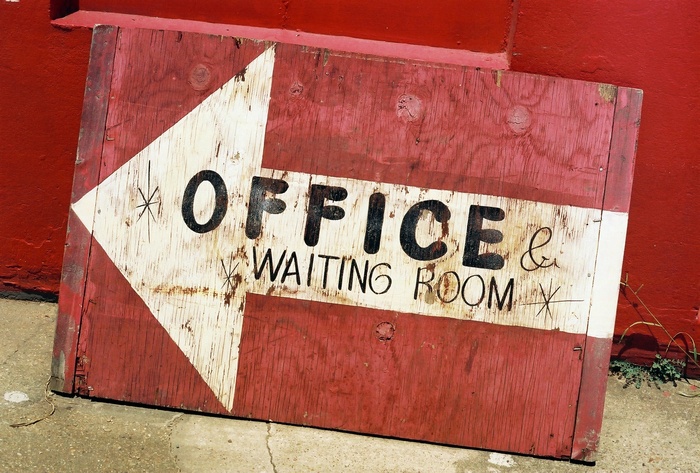 砖红色,车牌照,包装袋/盒,纸箱,柜子,*办公室和*候诊室*