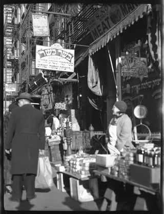 卖各种各样的蛋糕的妇女在164 Orchard街，纽约。