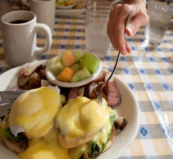 菜肴,班尼迪克蛋,甜品,碗,葡萄,当它放在盘子上时很棒