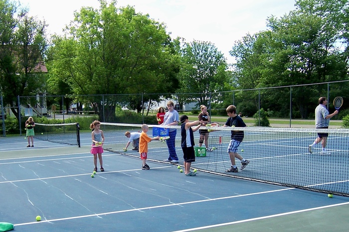 ,街道,树,地板砖,友谊赛,艾丹开始拾起网球。