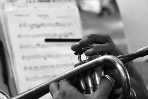 乐器,军号,摩托车,轿车,短号,手指+金属=音乐