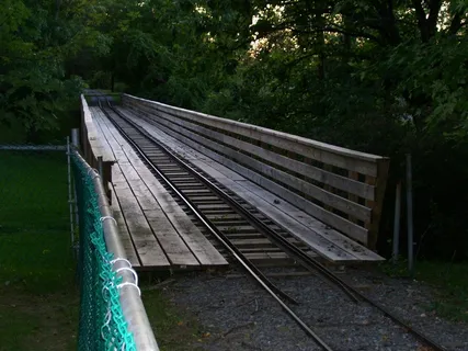 铁路轨道,桥梁,人行桥,金属栏杆,自然/人文景观,马丁的幻想岛木制铁路栈桥