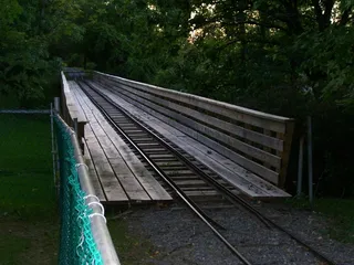 铁路轨道,桥梁,人行桥,金属栏杆,自然/人文景观,马丁的幻想岛木制铁路栈桥