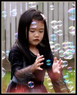 一个小的蓝绿色星球-我们孩子手中的世界